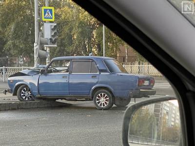 В Екатеринбурге «семерка» вылетела на тротуар и врезалась в светофор