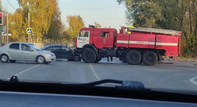 "Какая смелая легковушка": ярославцы сообщили о ДТП с пожарным автомобилем