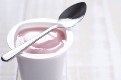 Специалисты Роскачества обнаружили следы антибиотиков в клубничном йогурте