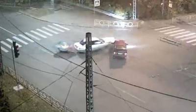 В Петрозаводске два автомобиля столкнулись на перекрестке