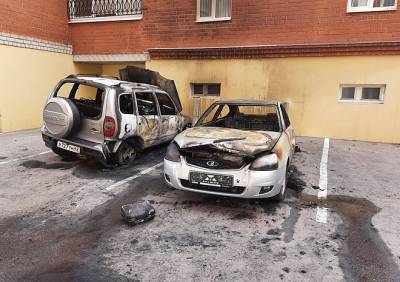 Ночью в центре Рязани сгорели два автомобиля
