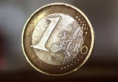 Доллар и евро торгуются на "Московской бирже" вблизи уровней закрытия сессии в пятницу