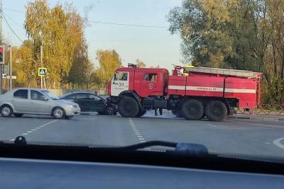 В Ярославле пожарная машина протаранила две иномарки