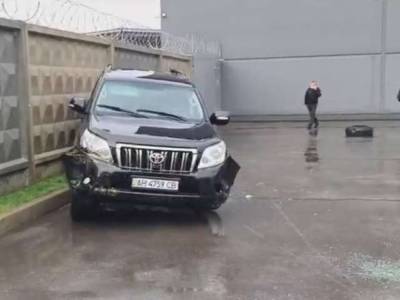 В Киевской области возле супермаркета Toyota Land Cruiser Prado разбил припаркованные авто и машину с ребенком