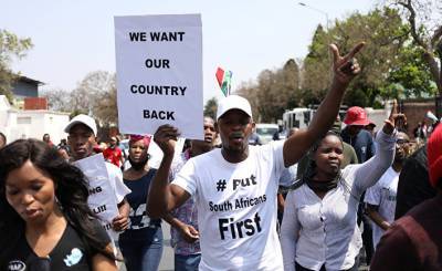 Valeurs actuelles (Франция): «Южноафриканцы прежде всего» — демонстрация против иммиграции перед посольством Нигерии в ЮАР
