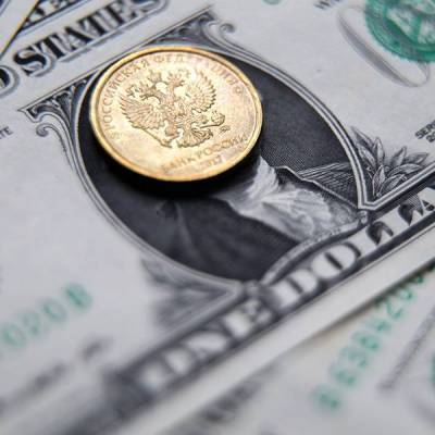 Курс доллара поднялся до 79 рублей впервые с начала апреля