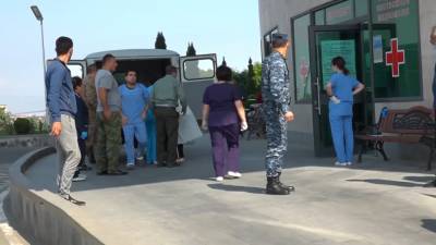 Десятки раненых поступают в больницы Степанакерта.