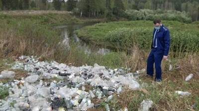 Прокуратура нашла 300 бутылок на берегу реки – чиновникам потребовалось решение суда и пять месяцев, чтобы их убрать