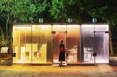 Показать туалетную культуру: В Токио установили прозрачные кабинки на улице