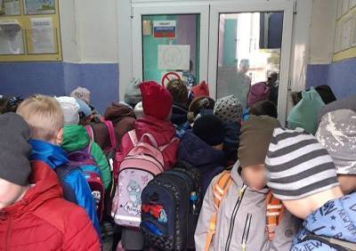 У дверей рязанской школы засняли толпу детей
