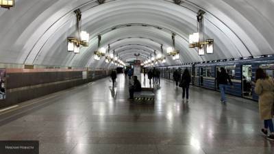 Пассажир упал на рельсы в петербургском метро