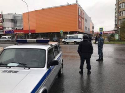 В Ханты-Мансийске из-за сообщения о бомбе эвакуировали посетителей торгового центра