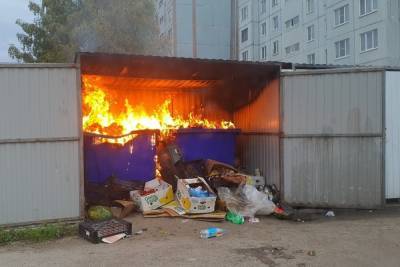 Неизвестные подожгли мусорные контейнеры на ул. Коммунальной в Пскове