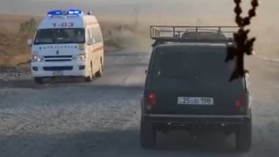 Десятки машин скорой помощи едут из Карабаха в Ереван