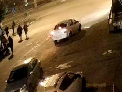 Разнимающего пьяных драчунов полицейского повалили на землю у нижегородского кафе