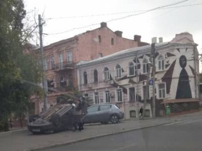 В Харькове столкнулись Renault Logan и Nіssan Leaf: такси с пассажирами перевернулось