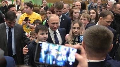 Обратившийся к Путину в парке развлечений мальчик рассказал о своей мечте