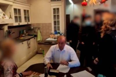 СК не замазал только лицо экс-губернатора Левченко в видео о задержании его сына