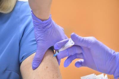Более 5 тысяч человек получили вакцину "Спутник V"