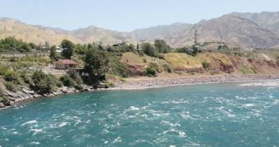В Таджикистане женщина вместе с 9-летней дочерью бросилась в реку. Обе погибли