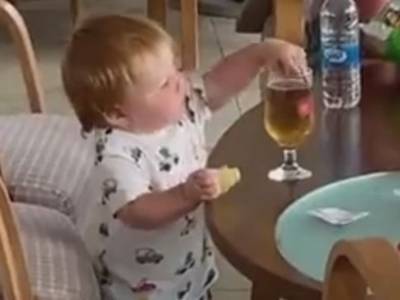 Неизведанная жидкость: собственная неловкость не позволила мальчику выпить его первое в жизни пиво