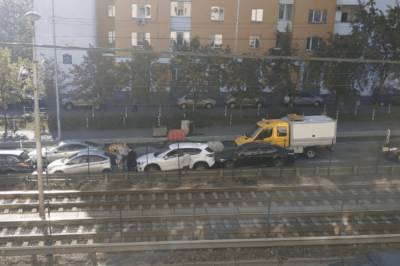 В Киеве вблизи одного из мостов столкнулись четыре легковушки: фото