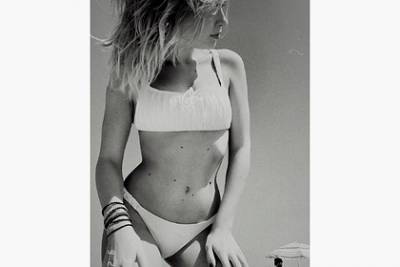 Подпись 19-летней дочери Брежневой под фото в бикини озадачила подписчиков