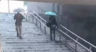 "Переход просто устал и заплакал": сильный дождь затопил одну из станций киевского метро, видео