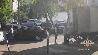 Дерзкий угонщик переехал владельца машины на юге Москвы
