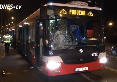 В Праге автобус сбил двух пешеходов