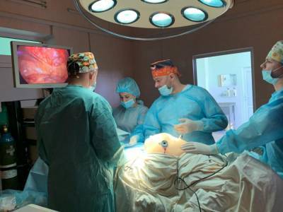 Украинские хирурги провели операцию и вылечили четыре сложных болезни за три часа