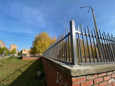 Территорию 14 гимназии начали ограждать забором