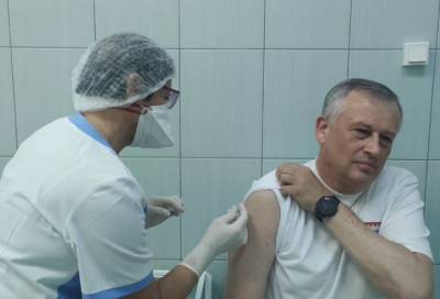 «Всем рекомендую»: губернатор Ленобласти сделал прививку от сезонного гриппа