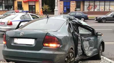 В Минске автомобиль врезался в осветительную мачту - пострадала подросток