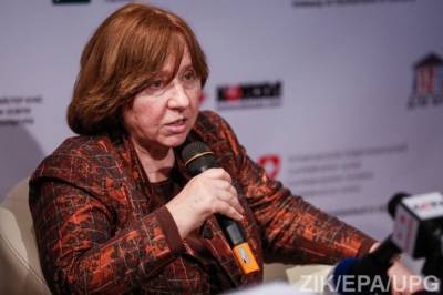 Белорусская оппозиционерка и писательница Алексиевич вылетела в Германию на неопределенный срок
