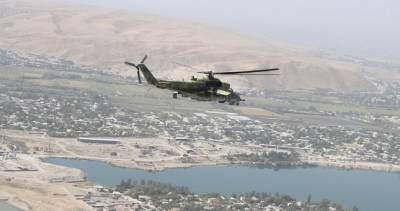 В горах Таджикистана российские вертолетчики учились уничтожать условную группу боевиков в лощинах и ущельях