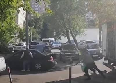 Наехал на владельца машины, потом напал на полицейского: в Москве задержали угонщика