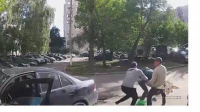 Видео: В Москве угонщик переехал владельца машины и ударил полицейского