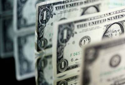 Доллар падает после достижения 2-месячного пика, фунт и евро прибавляют