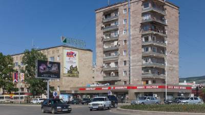 Жительница Степанакерта назвала обстановку в городе «полуподвальной»