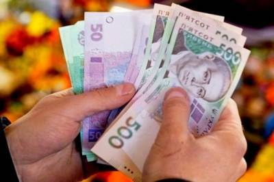 Госстат зафиксировал снижение средней зарплаты украинцев на 358 гривен