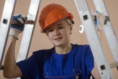 Работать надо: большинство россиян высказались за женский труд