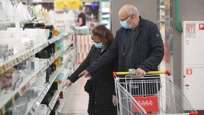 Попова поддержала недопуск в магазины покупателей без масок