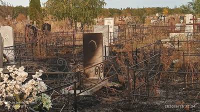В Воронеже при пожаре пострадало кладбище