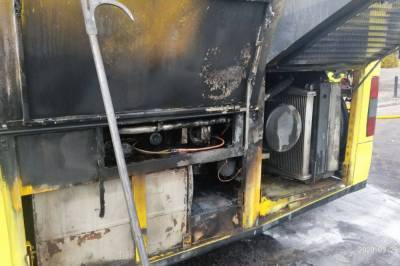 Во Львове спасатели оперативно ликвидировали пожар в пассажирскому автобусе: фото