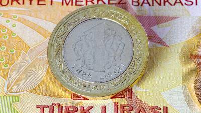 Турецкая лира рекордно упала по отношению к доллару