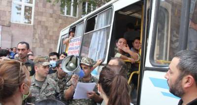 "Мам джан, ждем тебя, возвращайся!": в Ереване массово провожают добровольцев в Карабах