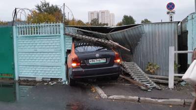 Москвич на арендованном авто влетел в гаражный комплекс.