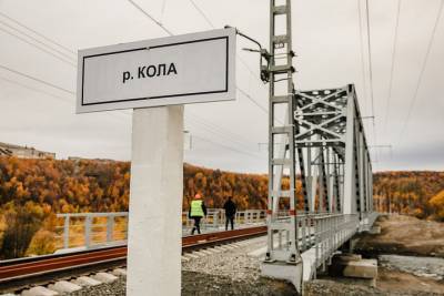 В Заполярье открылось движение поездов по новому железнодорожному мосту через реку Кола