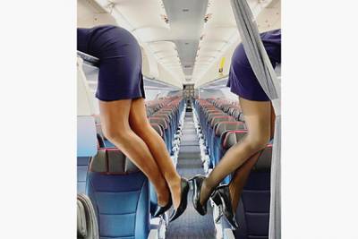 Фото стюардесс в мини-юбках на багажных полках удивили поклонников
